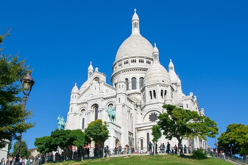 Công trình tôn giáo này nằm trên ngọn đồi cao nhất Paris